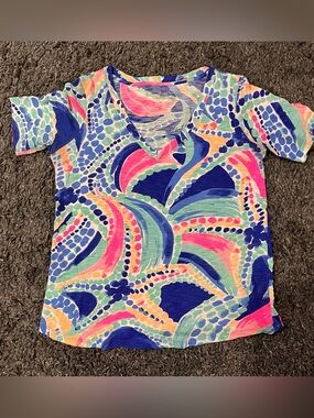 Lilly Pulitzer Ariana V-Neck Short Sleeve Tee in "Ocean Jewels" Size Small
